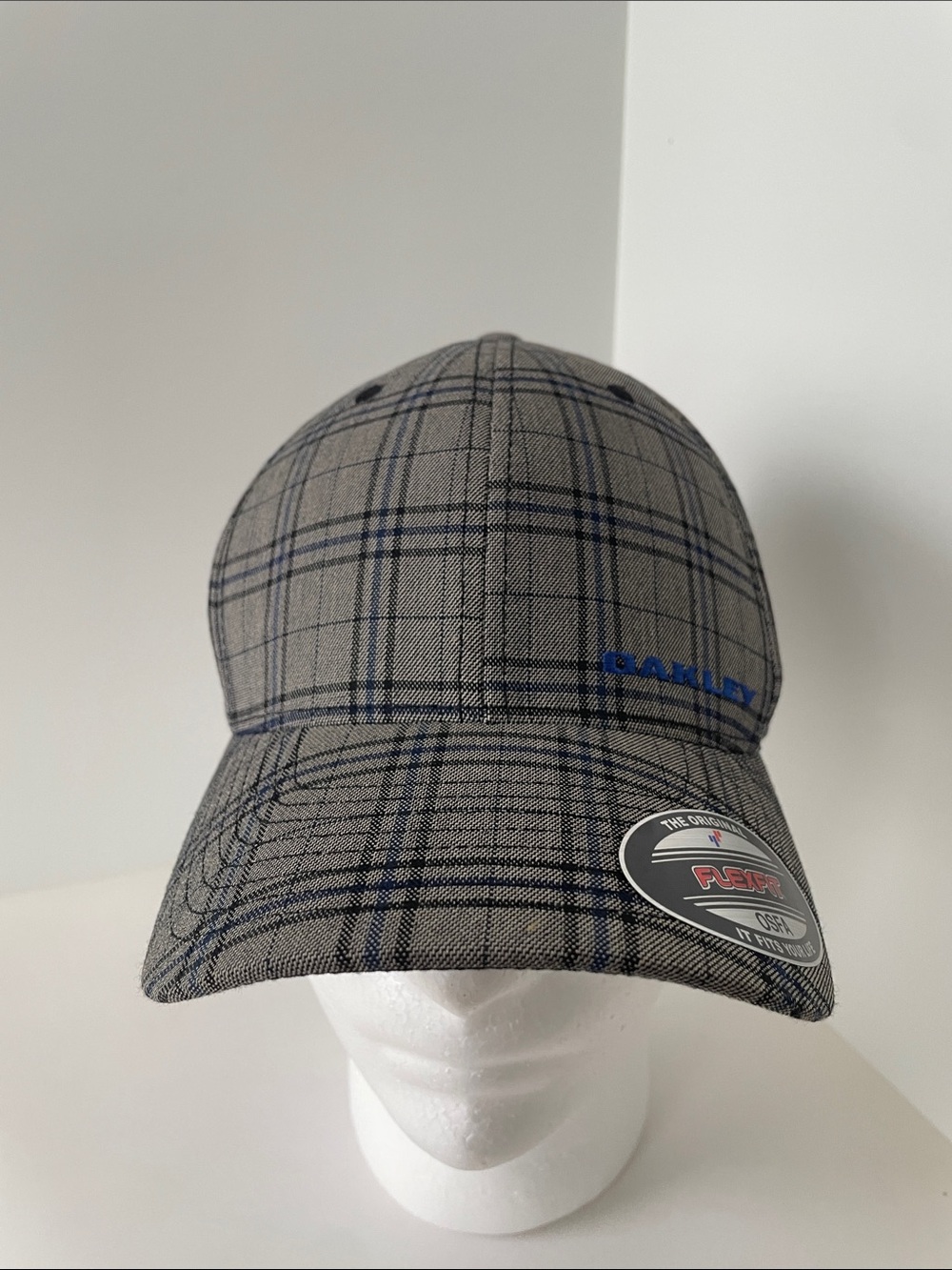 NWT Oakley Small Bark Plaid Flexfit Cap